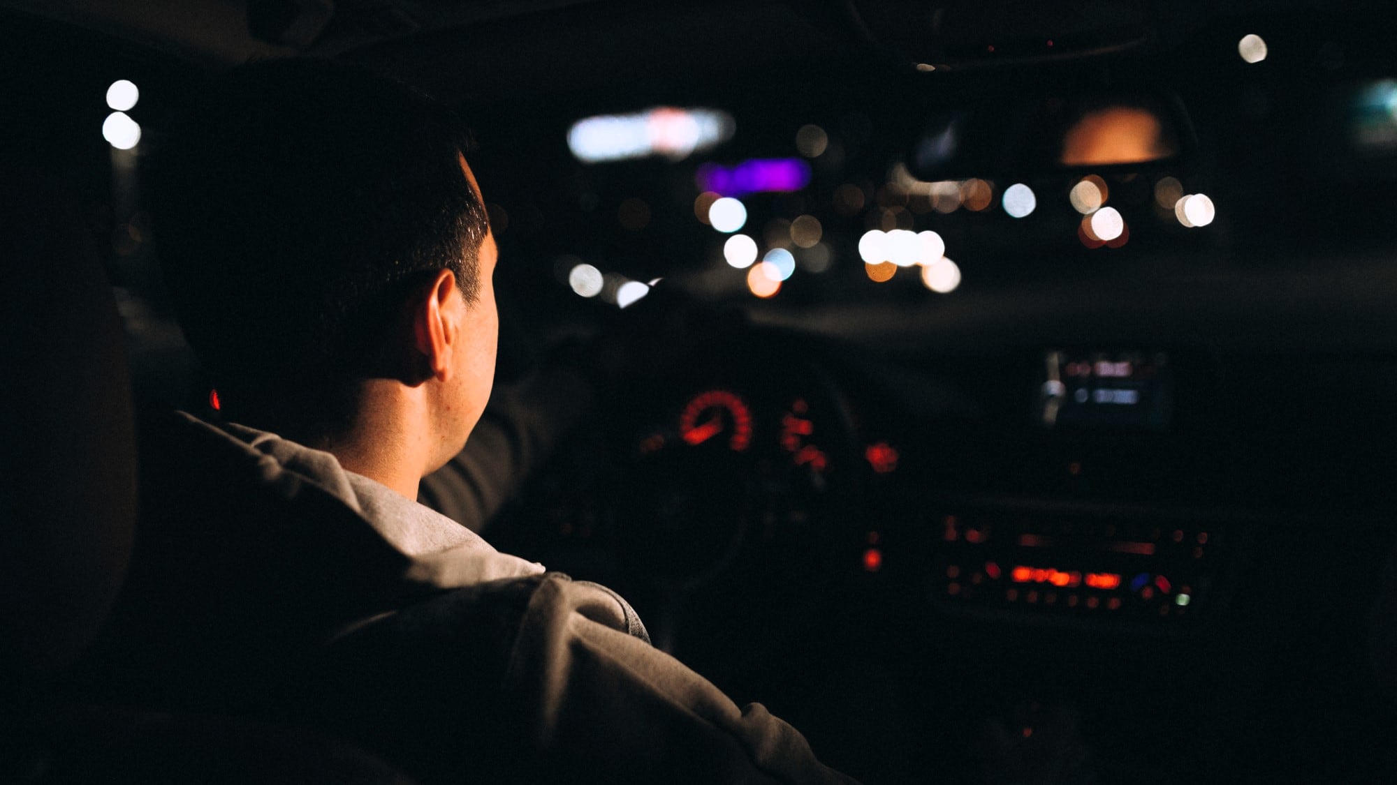 Manejar de noche en carretera