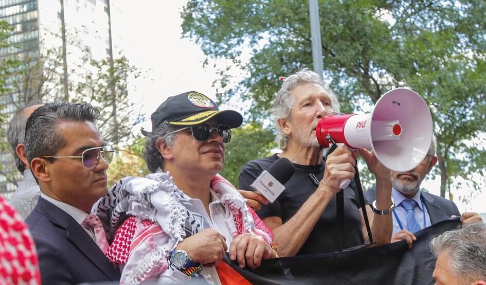 Roger Waters y Gustavo Petro participan en manifestación en Nueva York