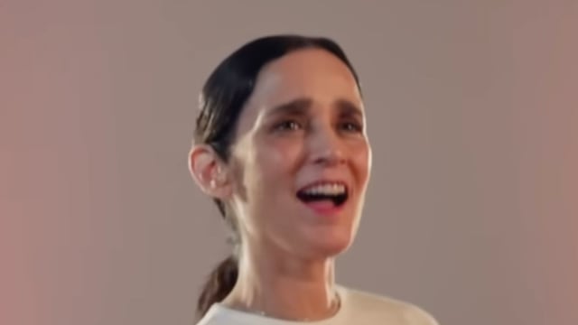 Julieta Venegas en el video oficial de La Niña Futbolista