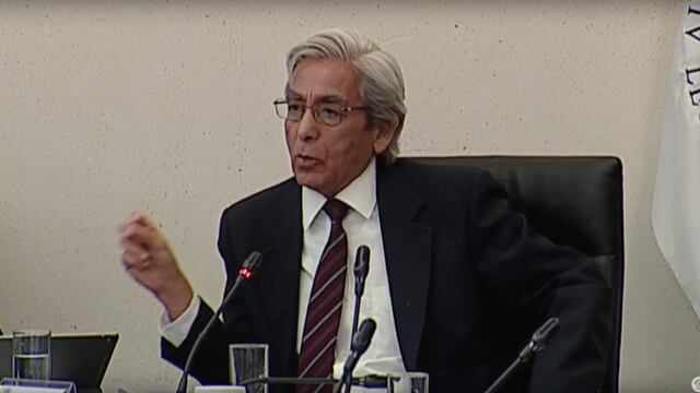 Edmundo Sánchez Aguilar, previo a salir molesto de su comparecencia.