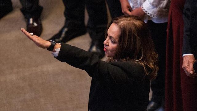 Sanjuana Martínez rindiendo protesta ante el pleno del senado.