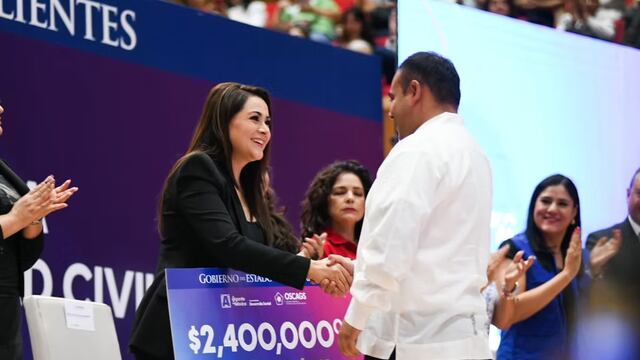 Tere Jiménez entrega apoyos a organizaciones de la sociedad civil