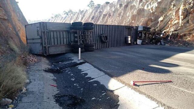 Tráiler volcado en carretera
