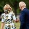 Joe Biden corta una flor a Jill Biden en la Casa Blanca