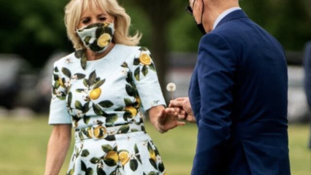 Biden corta una flor