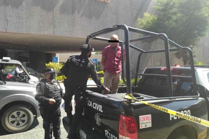 Hombre protesta con cuchillo frente a Secretaría de Salud