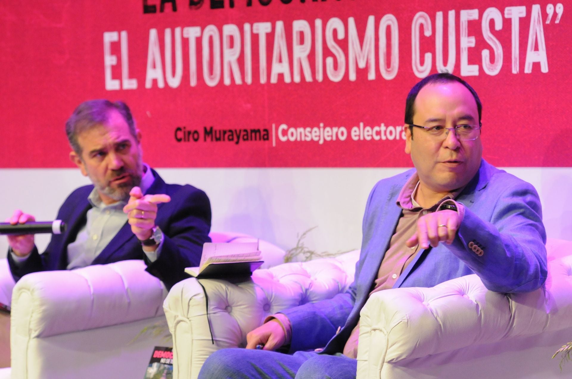 Lorenzo Córdova y Ciro Murayama presentan el libro 'La democracia no se toca'