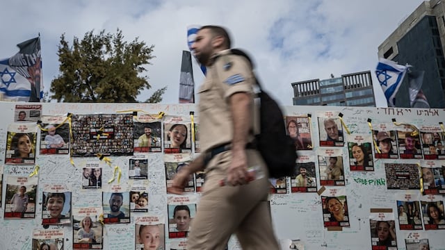 Retratos de personas secuestradas por militantes de Hamas exhibidos en una instalación realizada por la organización ‘Bring Them Home Now’Äô
