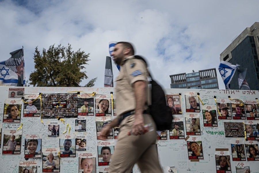Retratos de personas secuestradas por militantes de Hamas exhibidos en una instalación realizada por la organización ‘Bring Them Home Now’Äô