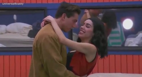 Karime Pinder y Agustín Fernández besándose en La Casa de los Famosos 2024