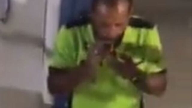 Un árbitro mexicano se dio un "toque" antes de pitar un partido.