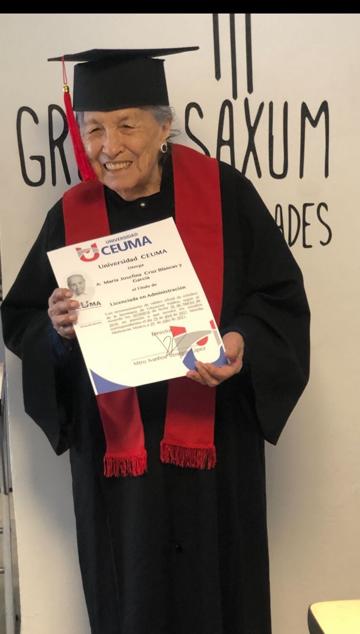 Abuelita se gradúa de la universidad a sus 93 años