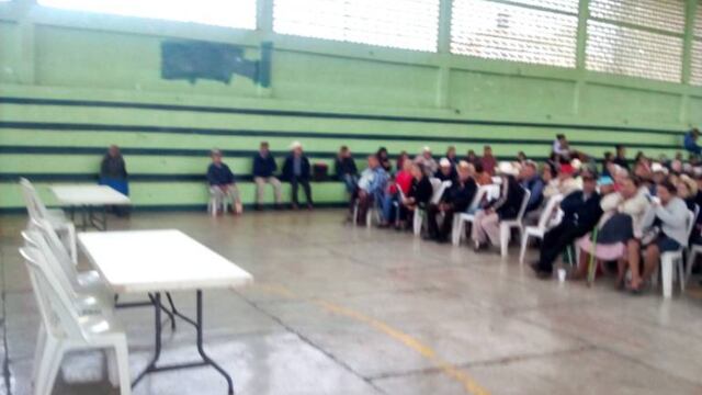 Cientos de personas tuvieron que esperar 2 días para recibir su dinero