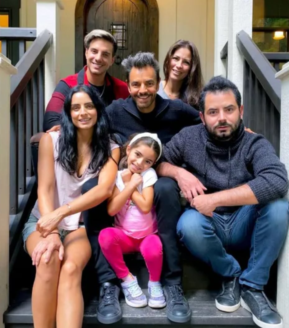 Eugenio Derbez con sus hijos