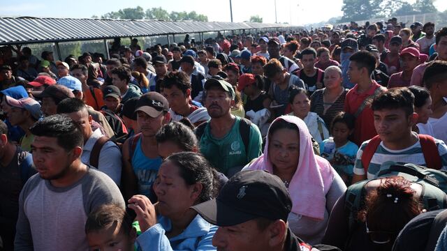 Migrantes en el Puente Internacional entre México y Guatemala.