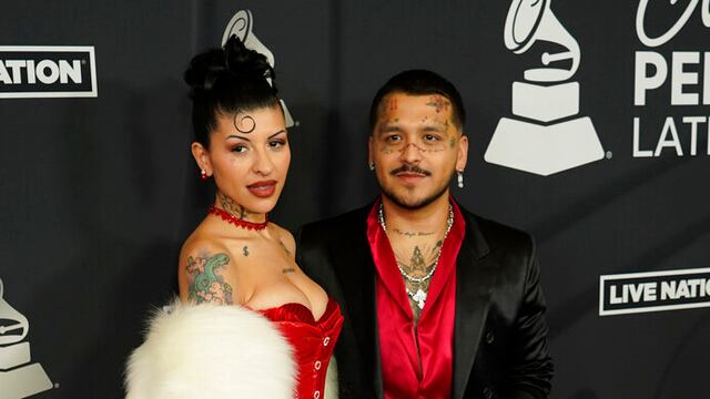 Christian Nodal con su novia Cazzu en los Latin Grammy 2022.
