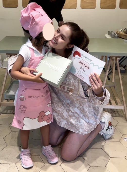 Marlene Favela junto a su hija