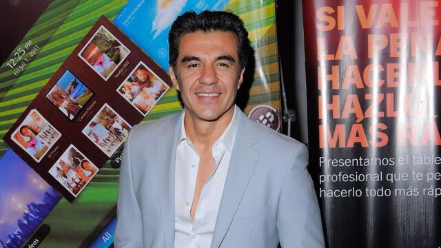 Adrián Uribe sufre percance aéreo