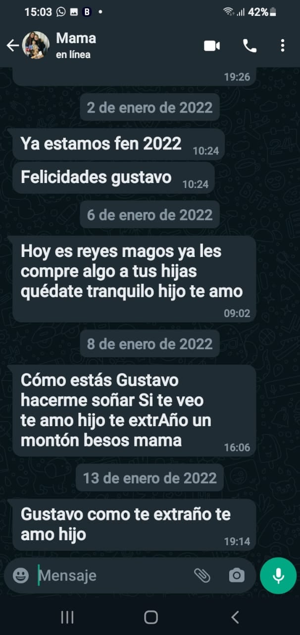 Abuelita manda mensajes a su hijo que murió hace meses
