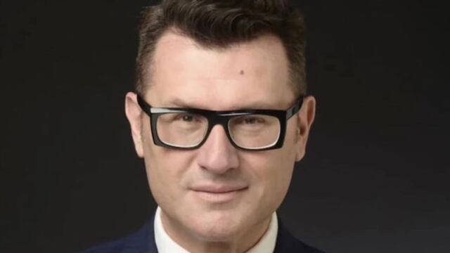 El es el Gabriel Oliveri, el gerente del Hotel VIP