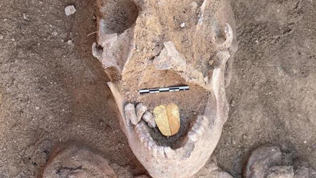 Momia con lengua de oro