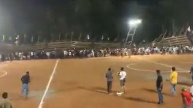 Grada se desplomó en un partido de futbol en la India, dejando 225 heridos.