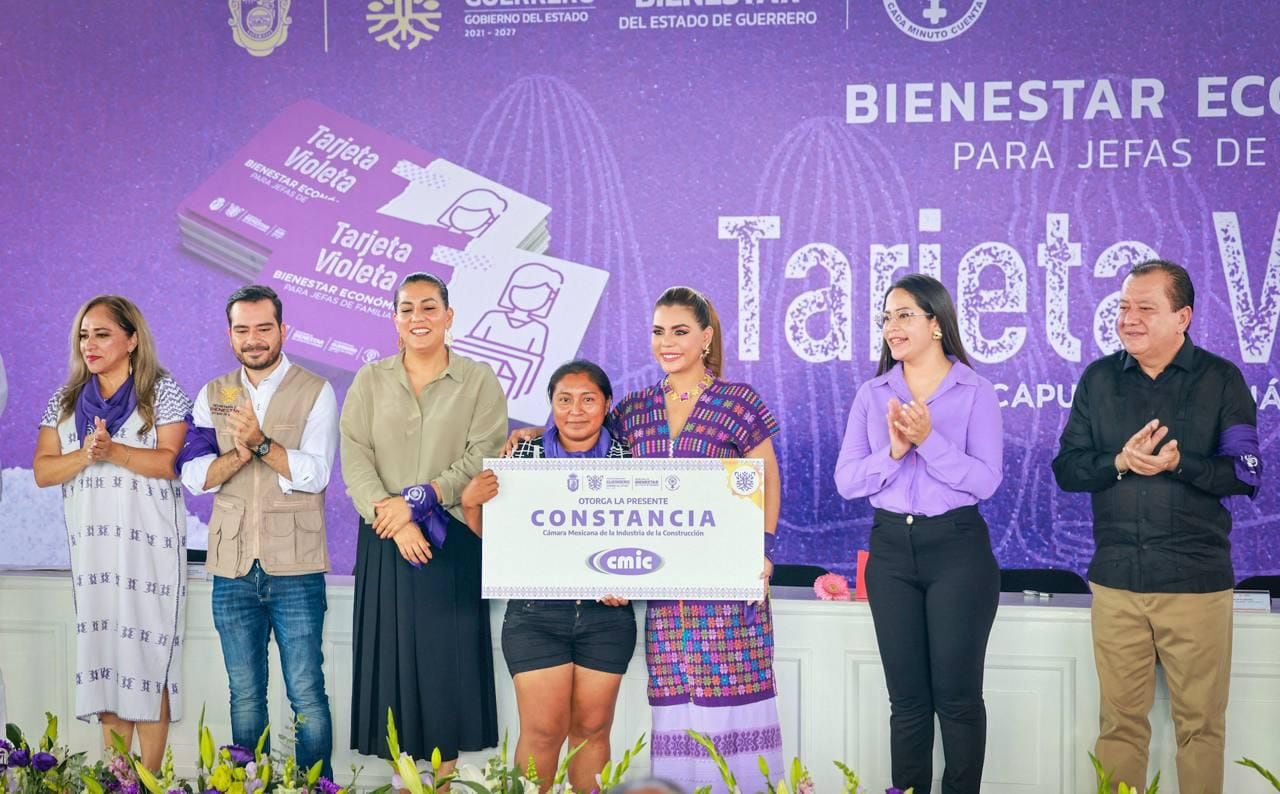 Evelyn Salgado entrega certificados y constancias de capacitación a mujeres