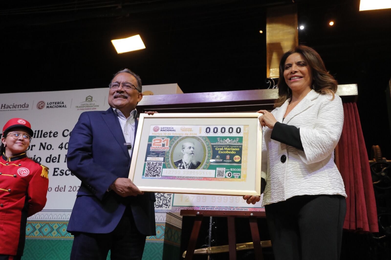 Andrés Mijes y Olivia Salomón develan billete que conmemora el natalicio de Mariano Escobedo, héroe nacional.