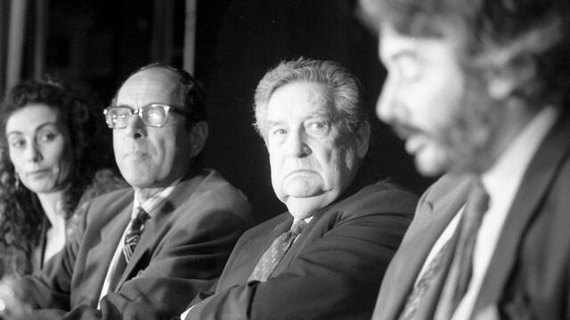 En la imagen, reconocimiento a Octavio Paz a Royer Caillois el 4 de febrero de 1993.