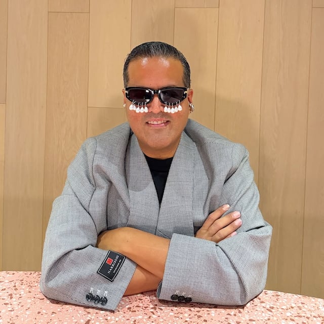 Sticker Aldo Rendon ¿Quién es Aldo Rendón? Stylist y habitante de La Casa de los Famosos ...