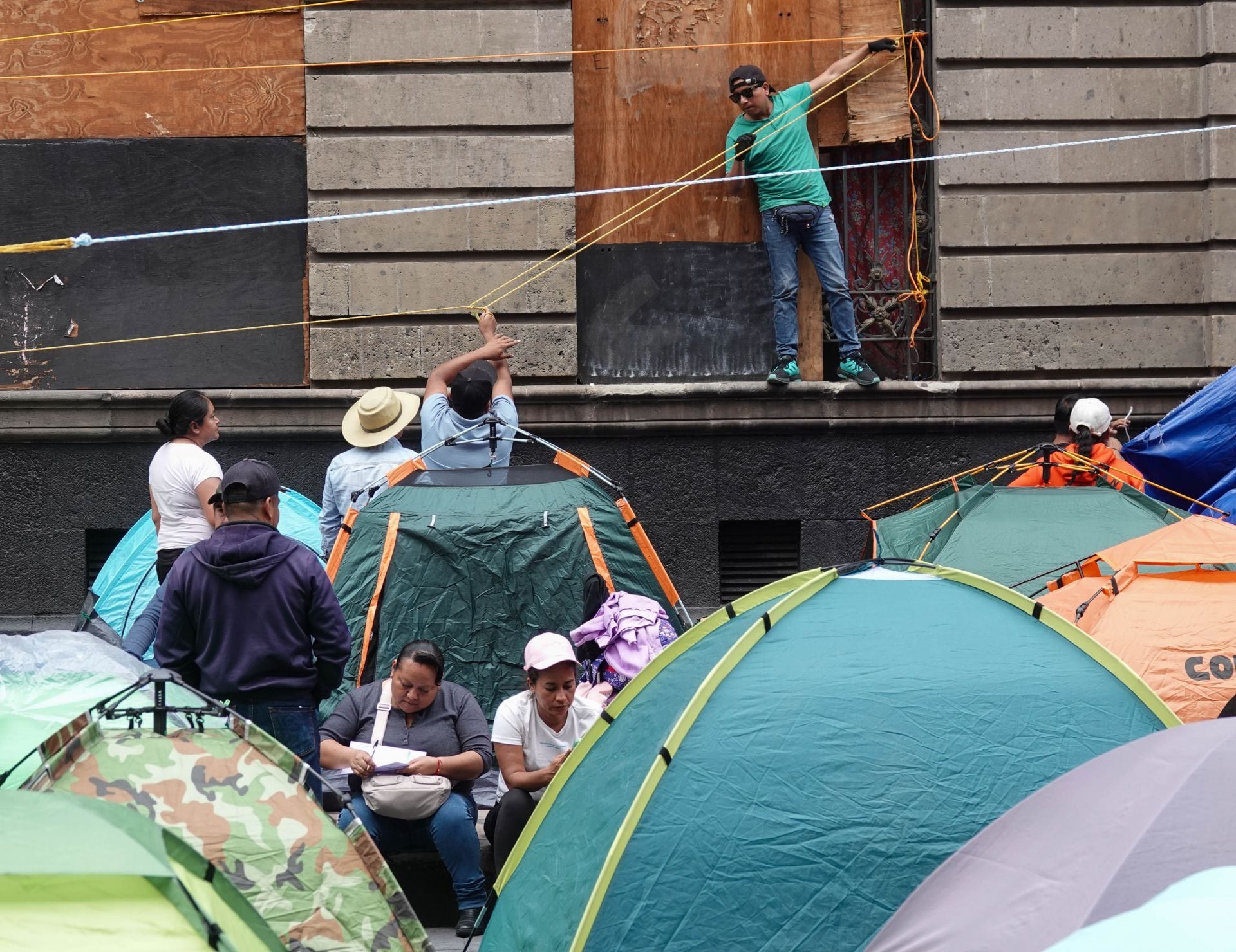 Integrantes de la Coordinadora Nacional de Trabajadores de la Educación (CNTE) en plantón en CDMX.