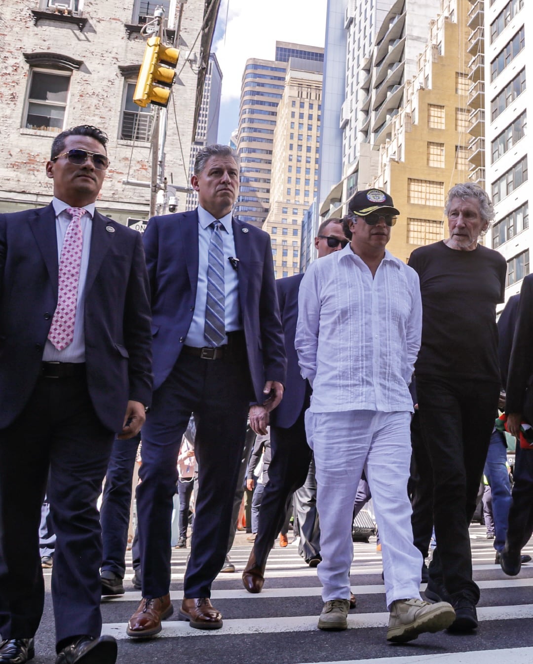 Roger Waters y Gustavo Petro participan en manifestación en Nueva York