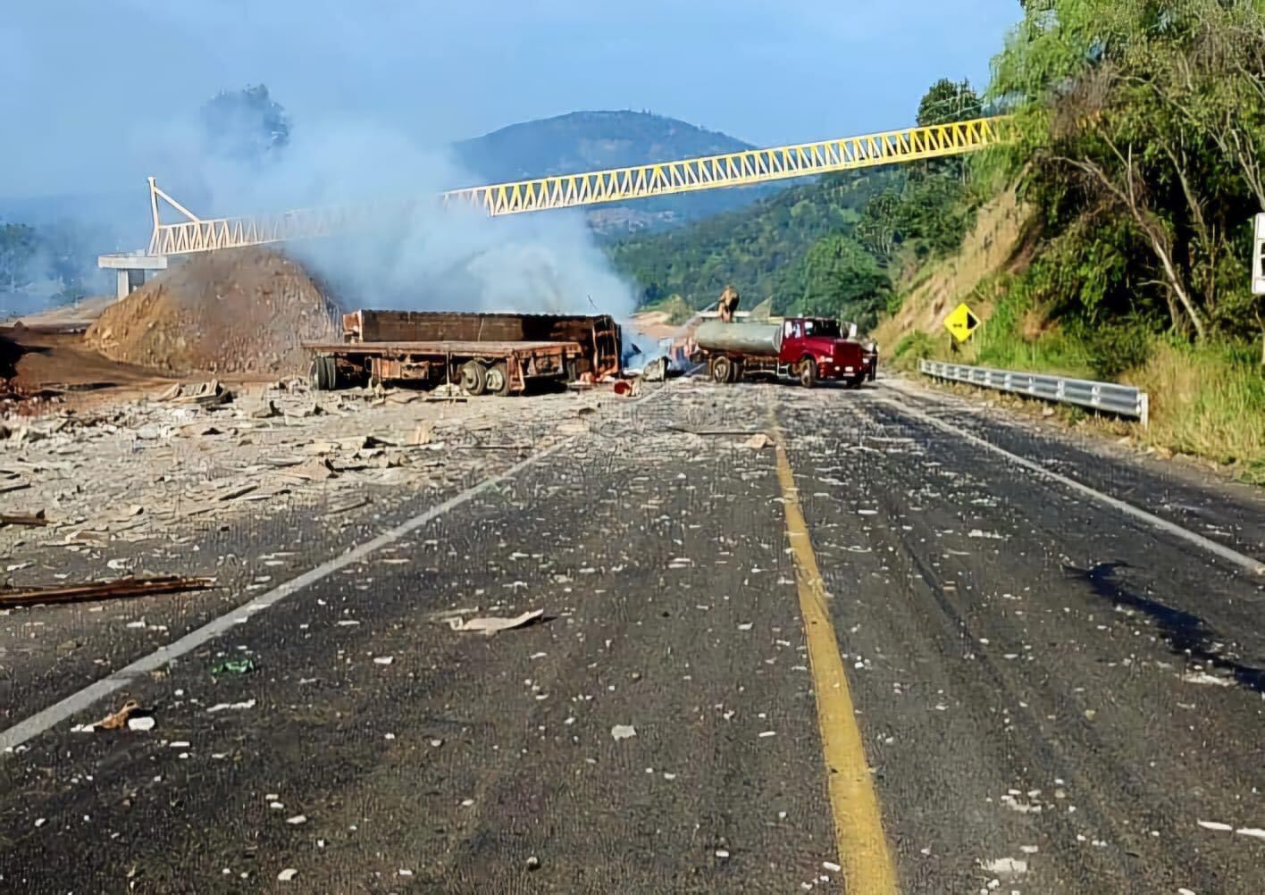 Accidente entre tráiler y camioneta en la autopista Siglo XXI