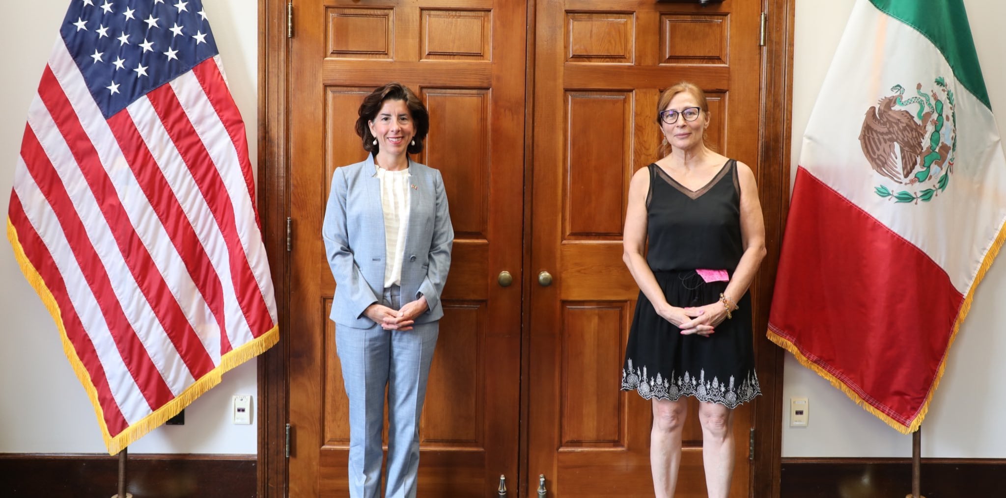 Gina Raimondo y Tatiana Clouthier