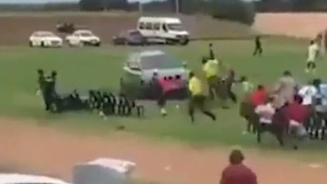 Un árbitro en Sudáfrica estuvo cerca de ser arrollado por aficionado.