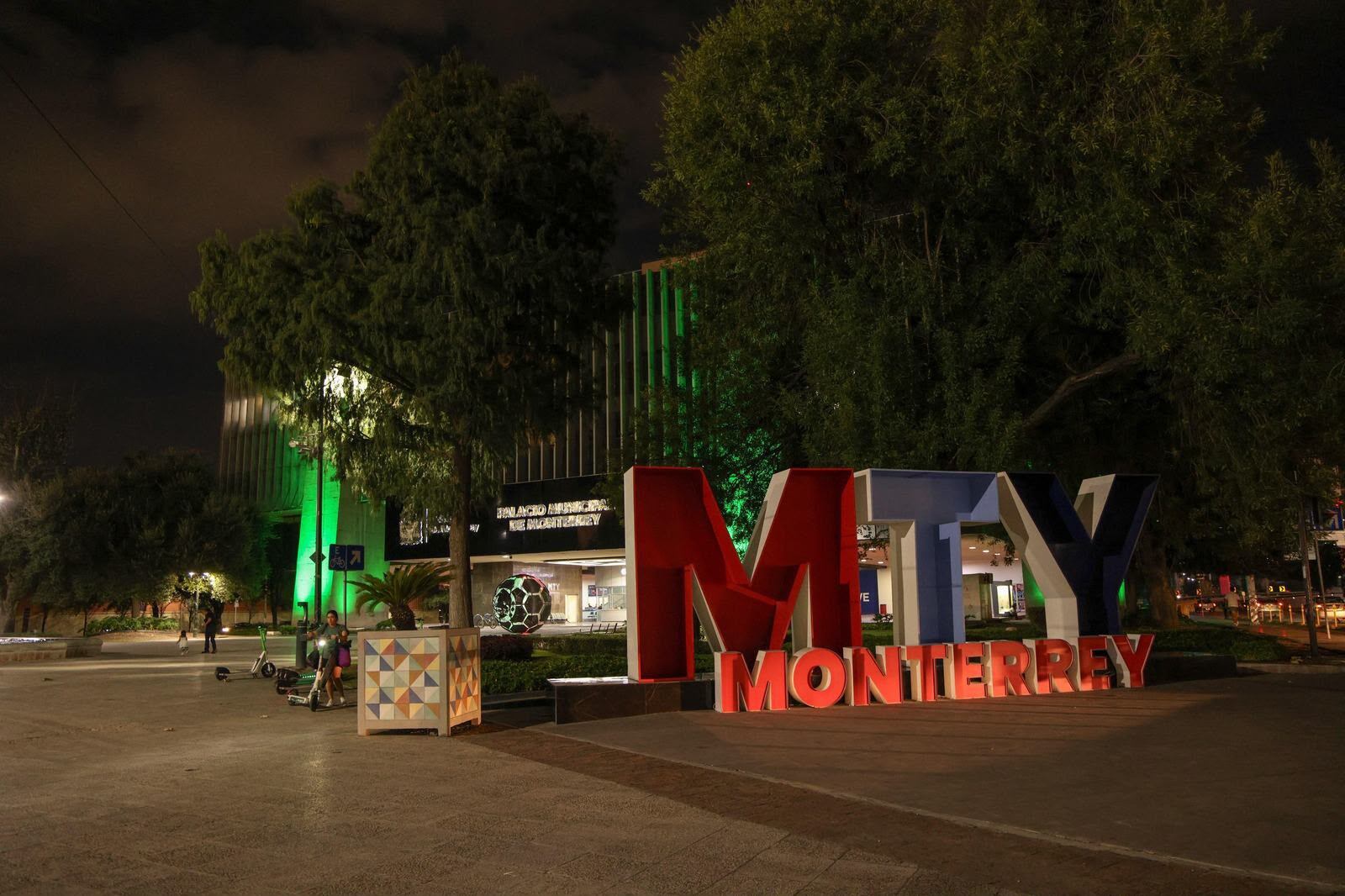 Palacio Municipal se ilumina de verde por el Día Mundial de la Salud Mental