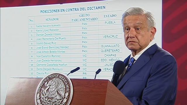 AMLO exhibe a senadores