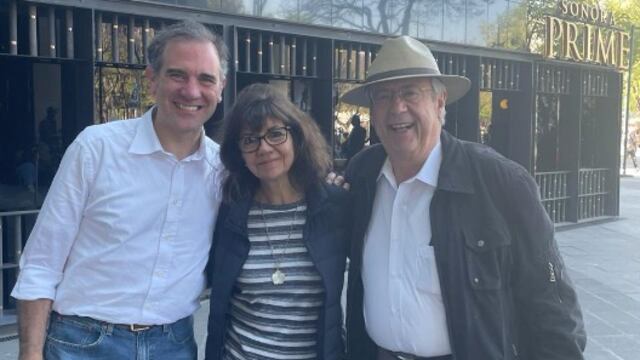 Carlos Urzúa (der) acompañado de Lorenzo Córdova fue la foto que más se compartió en Twitter/@lorenzocordovav