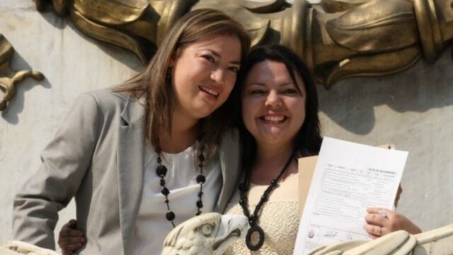 Pareja de mujeres casadas en el DF, única entidad de México que tiene Matrimonio Igualitario