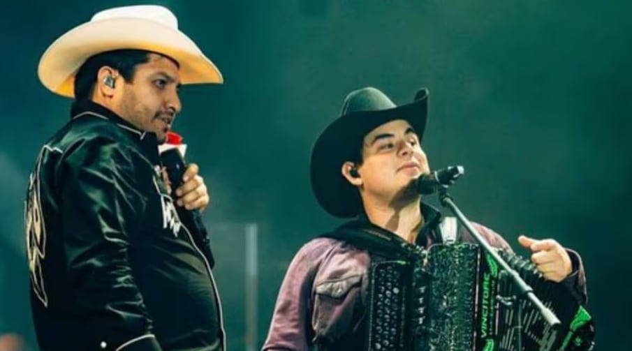 Alfredo Olivas y Julión Álvarez durante gira "Prófugos del Anexo"