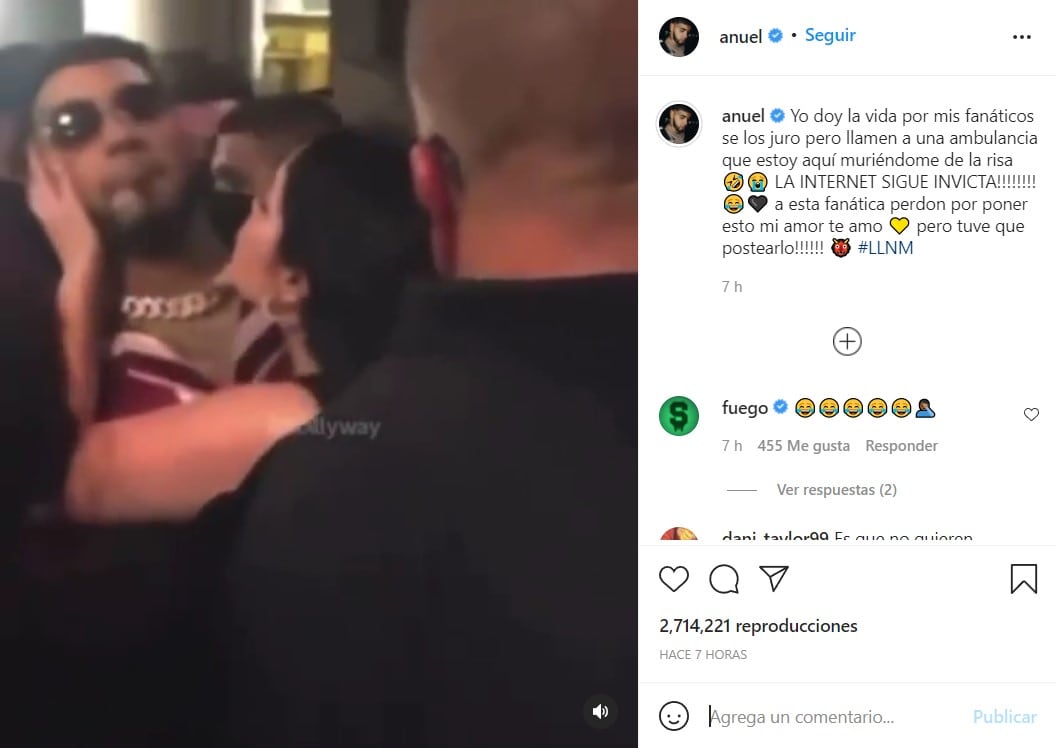 Anuel AA rechaza beso de fan