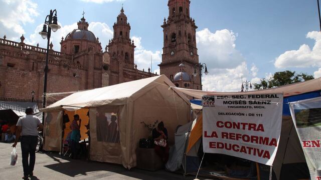 Plantón del magisterio en Michoacán. Molestia de empresarios.