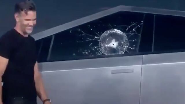 Durante la presentación de resistencia de la Cybertruck, los vidrios termianaron rompiéndose