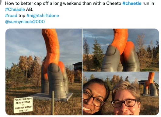 Estatua de Cheetos en Cheadle en Alberta, Canadá