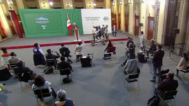 Periodista se arrodilla ante AMLO