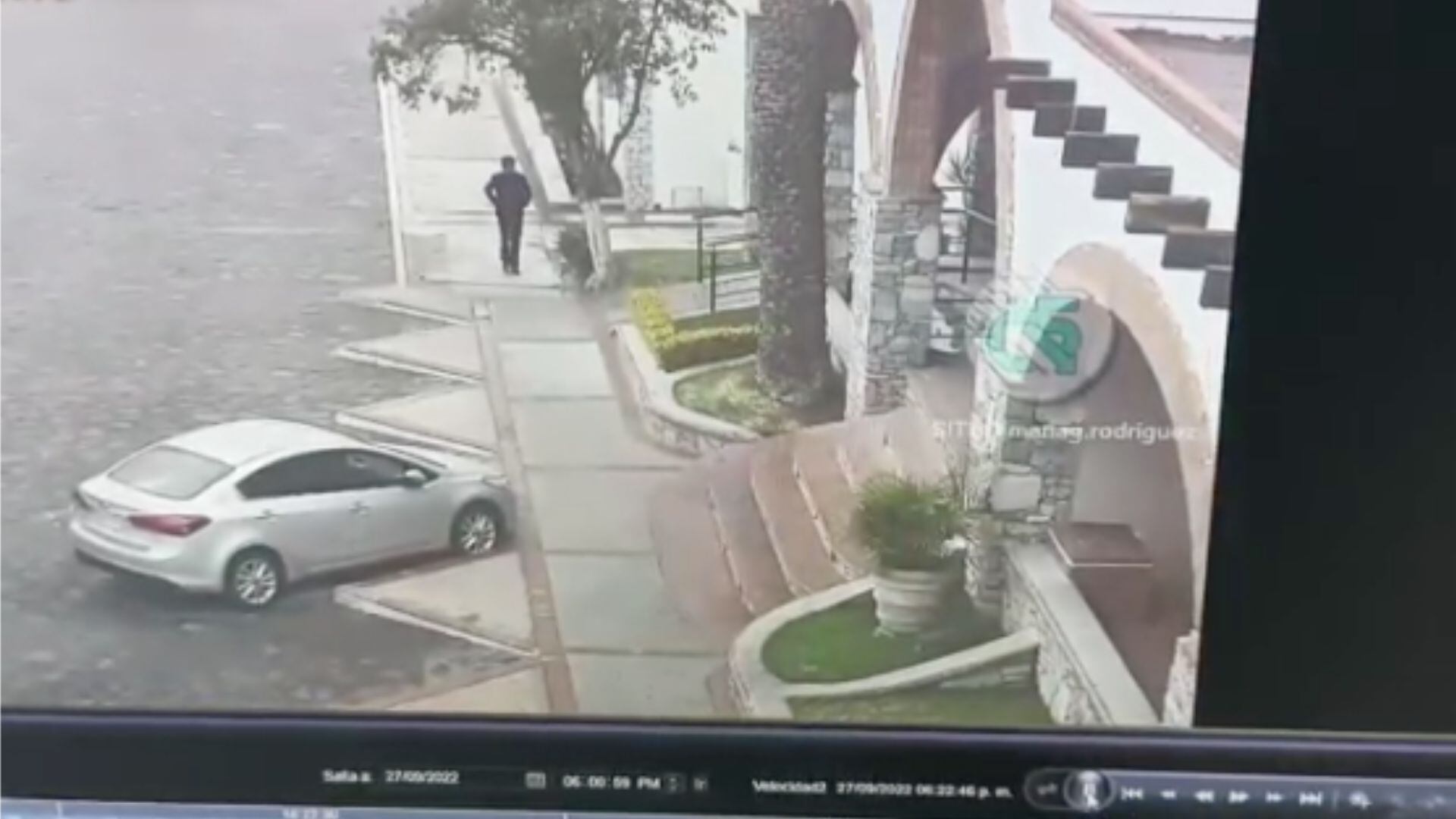 En la imagen, la persona que se distingue sería el alcalde llegando al Palacio Municipal