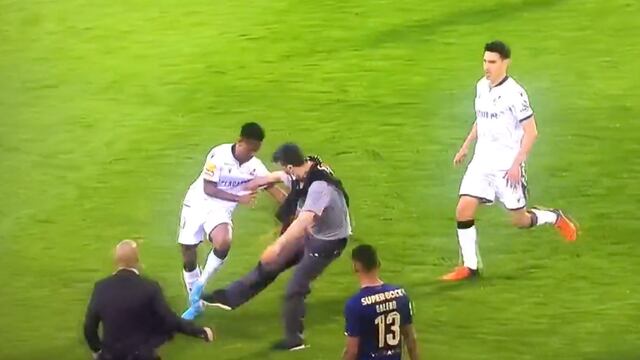 Hincha ingresa al estadio (Foto: Captura de video)