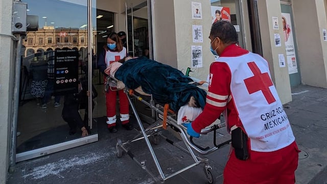 Abuelita tuvo que ir en camilla a banco HSBC a desbloquear su cuenta