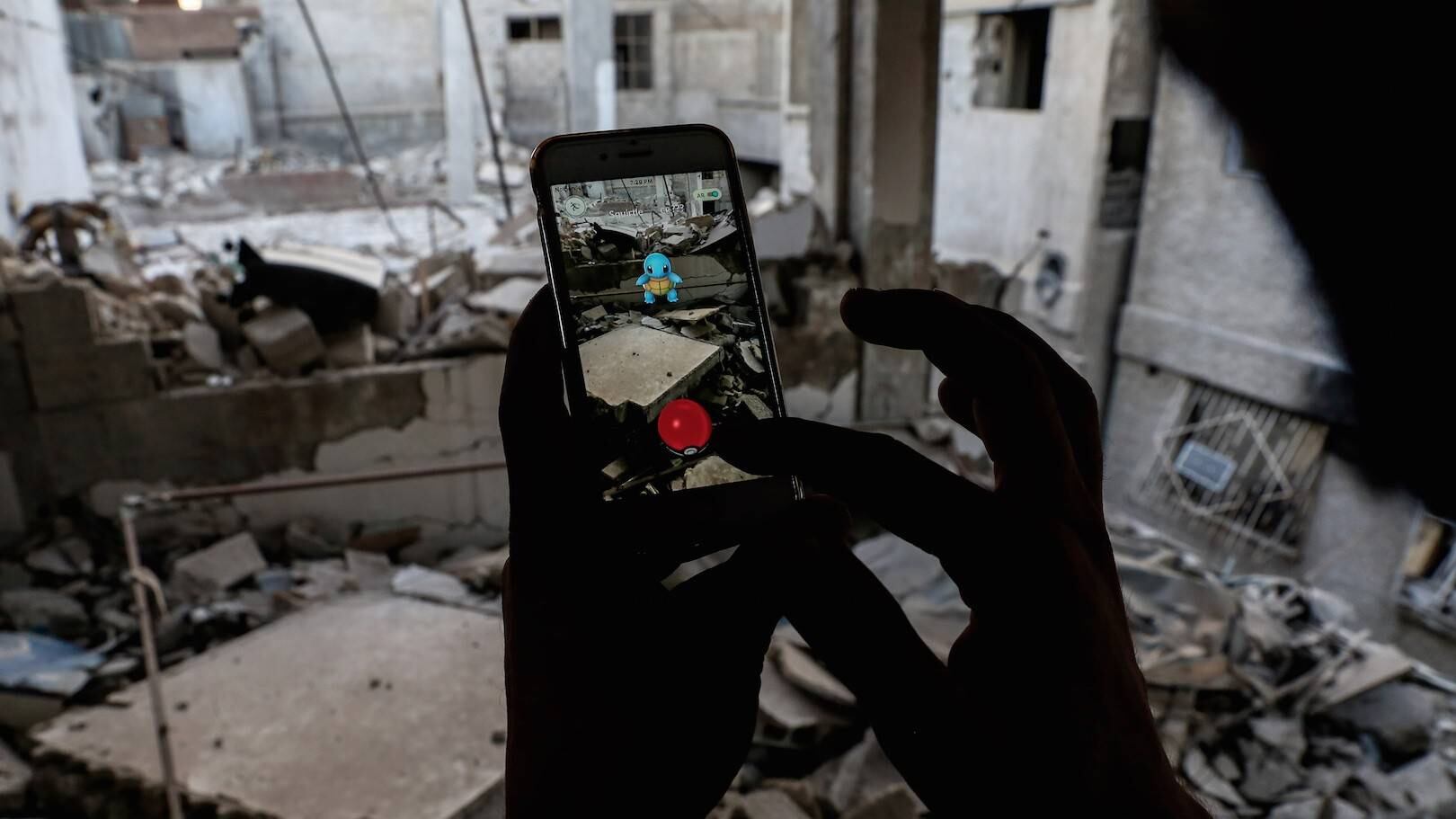 Un niño juego Pokémon Go entre los escombros dejados por un ataque en Douma, una ciudad controlada por rebeldes en Siria.
