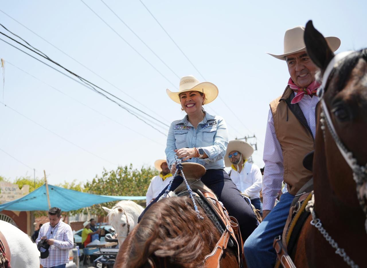 Lucy Meza cabalga acompañada de de familiares de Emiliano Zapata